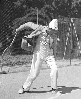 Hulot playing tennis